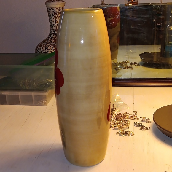 FLOWER PATTERN VASE - Picture 2 of 3